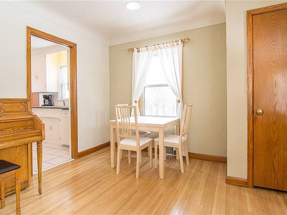 4th image of 789 Sandhurst Dr W