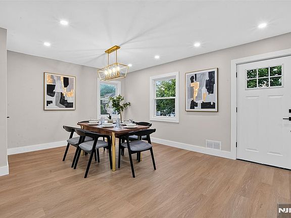4th image of 133 Phelps Ave