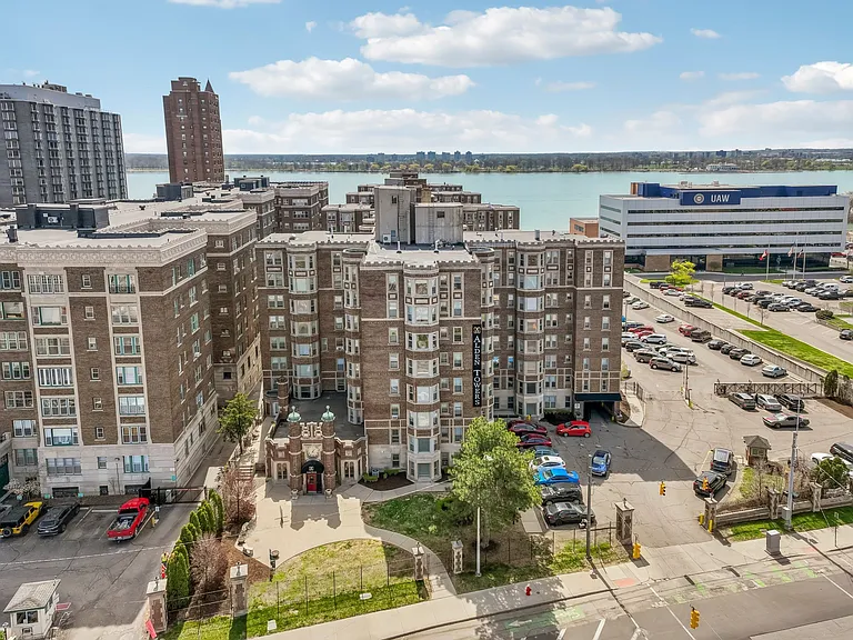 Alden Towers — Photo 30