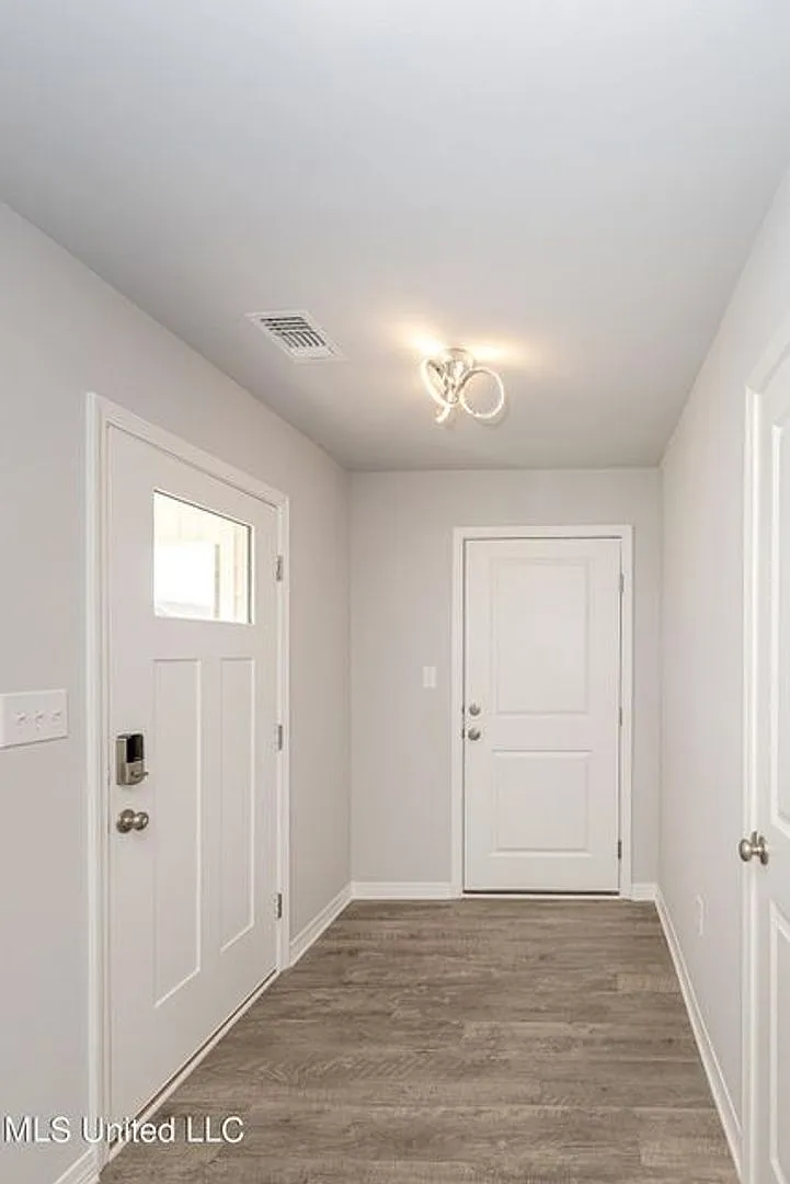 Gorgeous Home For Rent — Photo 2