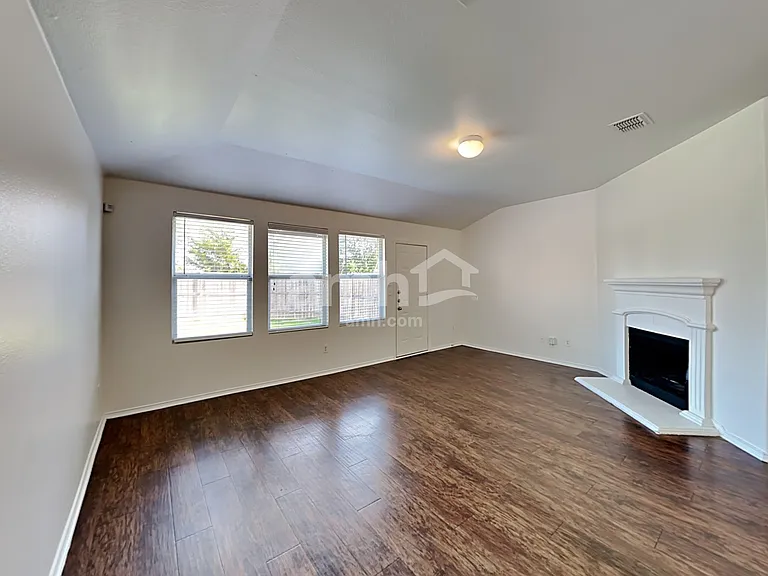 742 Mission Ln — Photo 7