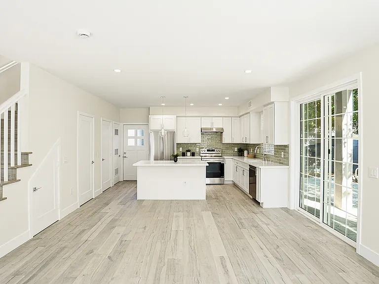3938 S Victoria Ave — Photo 8