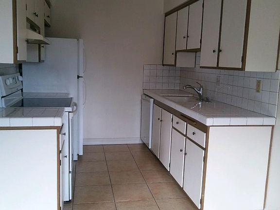 kitchen w/refridgerator