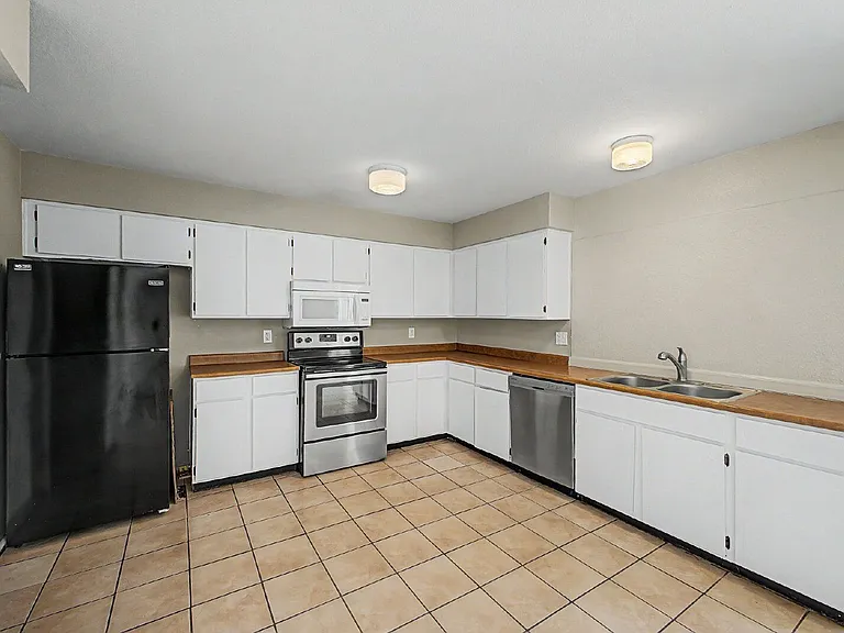 2521 N 49th Ave — Photo 13