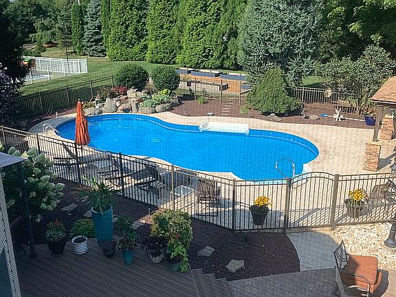 3rd image of 437 Golden Gate Dr