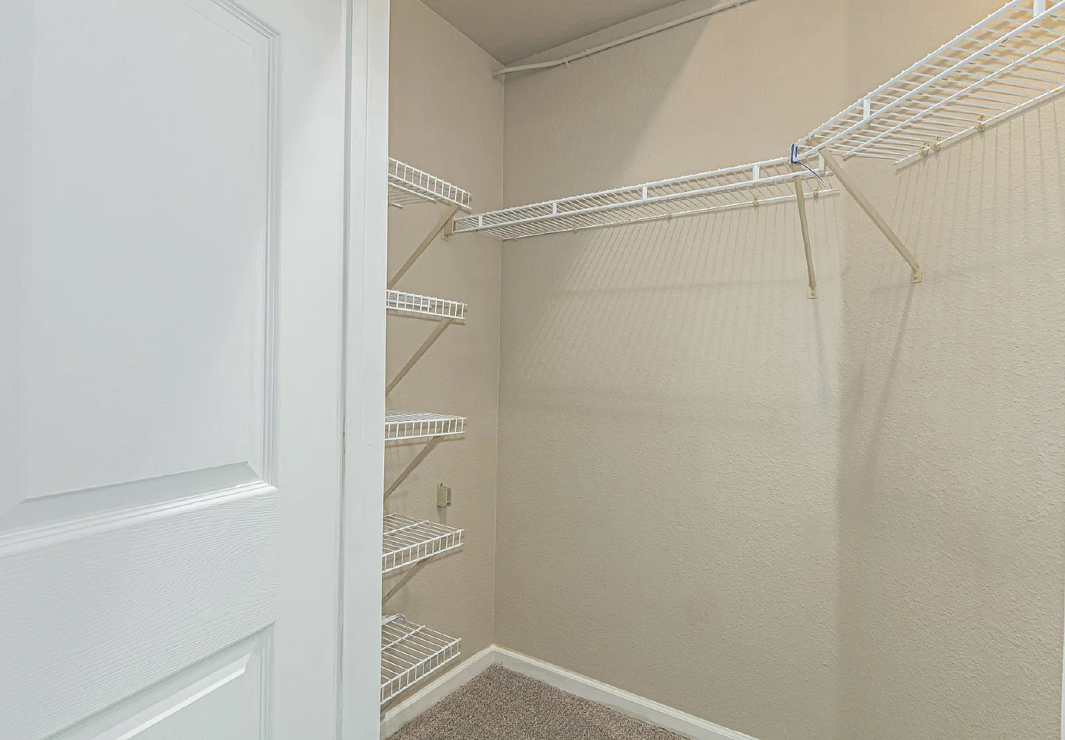 2 bed, 2.0 bath, 1043 sqft, $1,995 — Photo 2