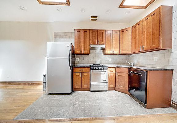 2nd image of 795 Washington Ave APT 3