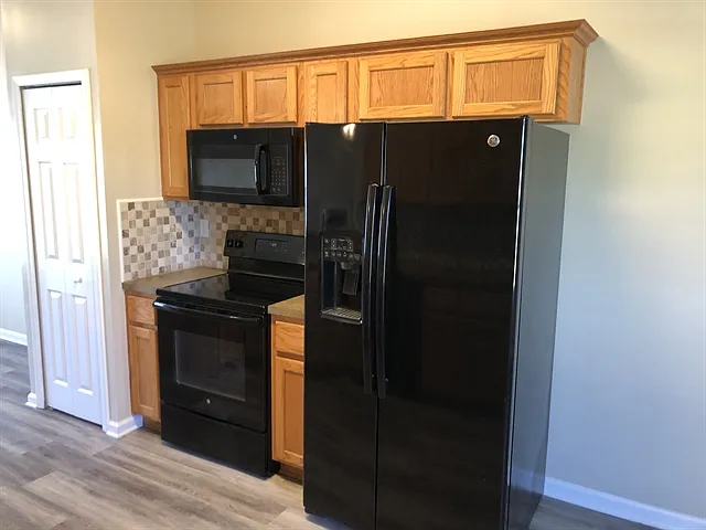 4 bed, 2.0 bath, 1600 sqft, $2,090 — Photo 2