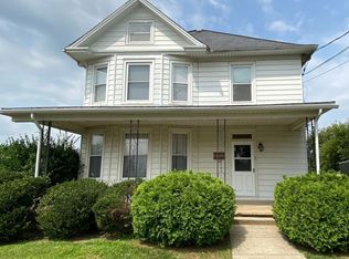 34 S Market St, Fawn Grove, PA 17321