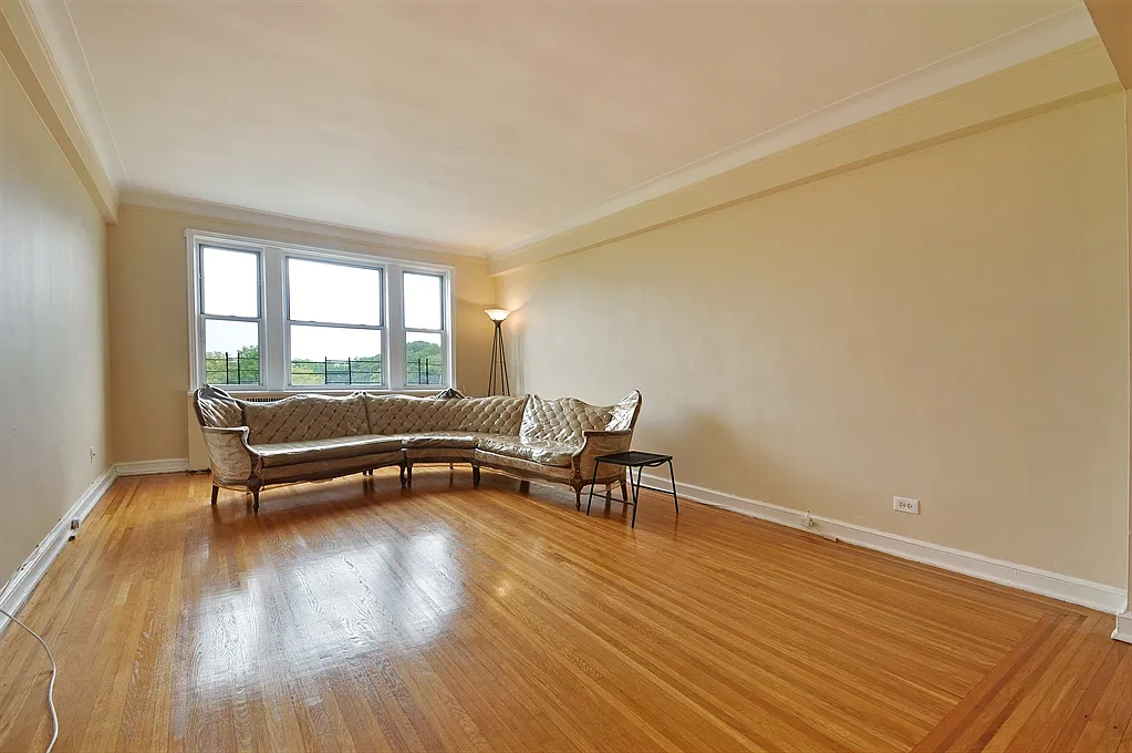 224 Highland Blvd APT 902 photo 1