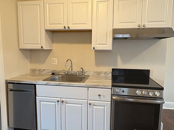 5th image of 112 N Queen St #2