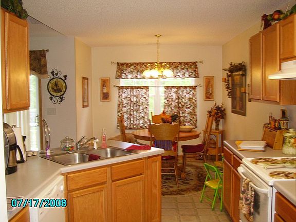 Kitchen & Eat In Nook