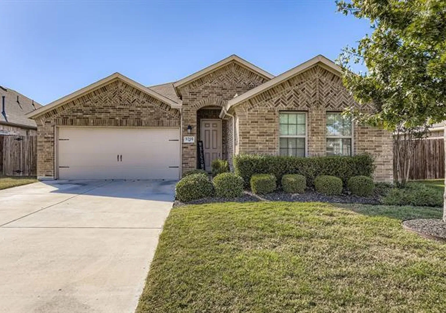 Room in 3 Bedroom Home in Fort Worth — Photo 1