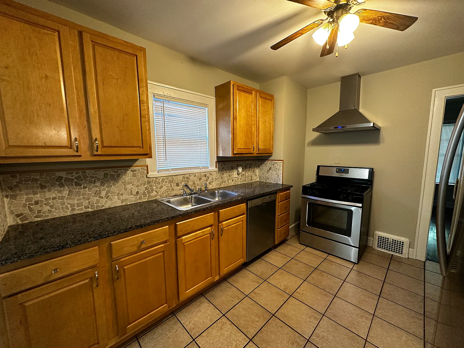4 bed, 1.5 bath, 1810 sqft, $2,490 — Photo 2