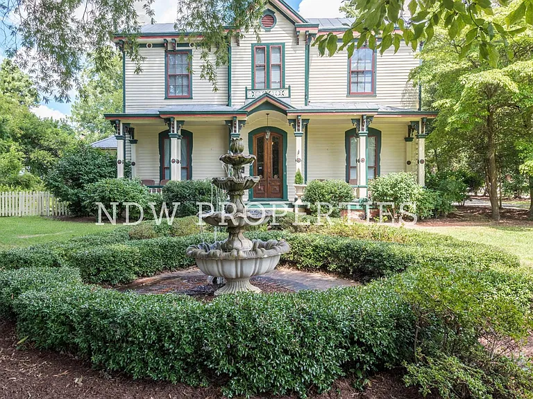 600 Nash St NE — Photo 1