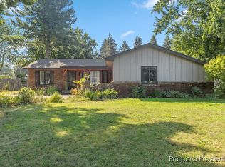 1734 Pleasantwood Dr, Jenison, MI 49428