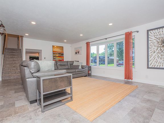 3rd image of 31 W Sunrise Dr