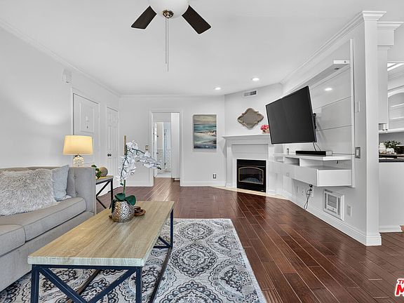 2nd image of 944 11th St APT 9