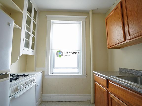 2nd image of 159 Kelton St #15U