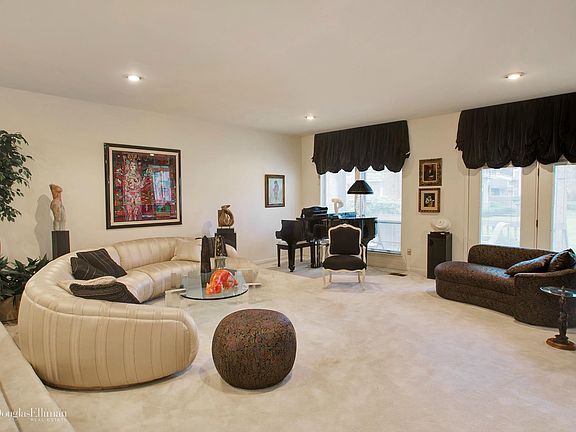 4th image of 56 Hyde Ct