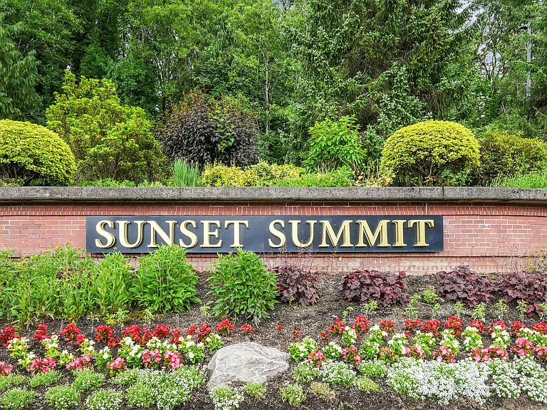 Sunset Summit Apartments — Photo 53