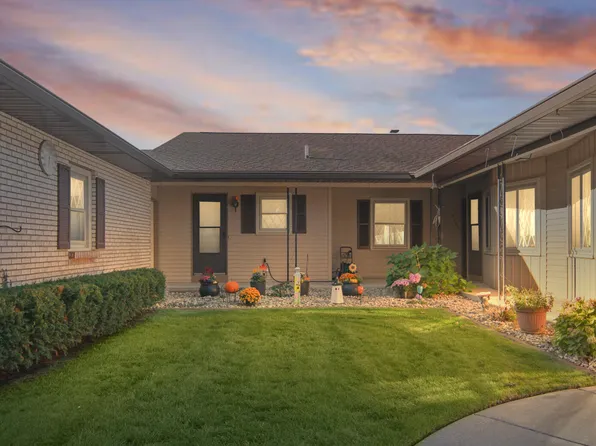 7405 Pinegrove Dr, Jenison, MI 49428