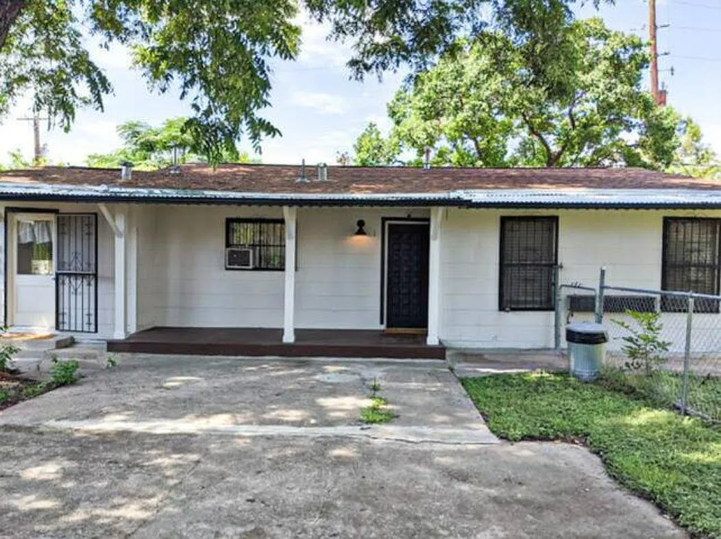 1407 Leal St — Photo 1
