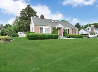 98 Oak Ave, Smithtown, NY 11787