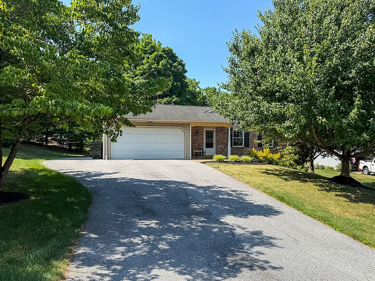 951 Daniel Dr — Photo 2