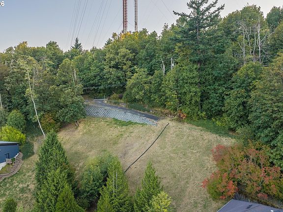 3rd image of 318 NW Skyline Ln