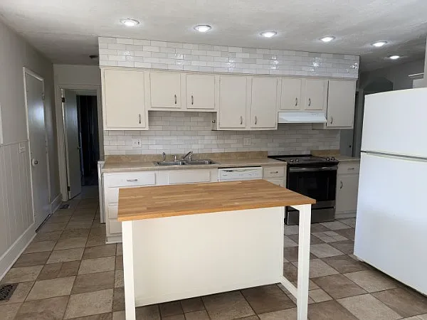 3 bed, 1.5 bath, 1400 sqft, $1,800 — Photo 3