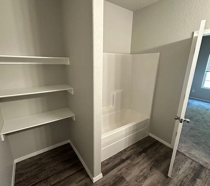 4702 W Hoover Loop