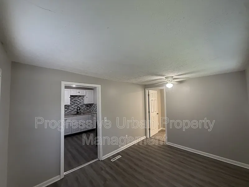 3 bed, 1.0 bath, 880 sqft, $1,550 — Photo 3