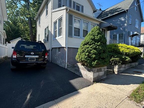 3rd image of 638 Meadow St