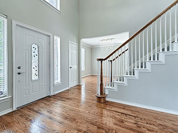 4th image of 2558 Middleton Dr