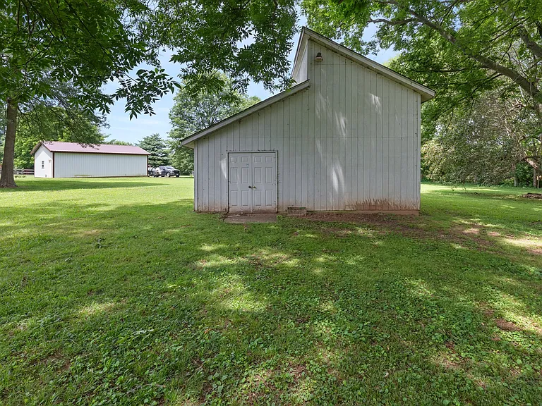 3228 Lakeshore Dr — Photo 43