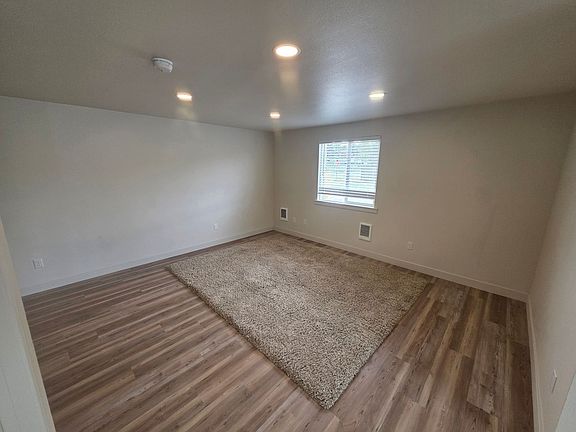 5th image of 908 2nd St W APT 6