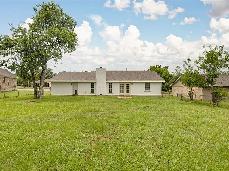 904 Holleman Dr — Photo 21