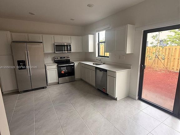 4th image of 1318 NE 4th Ave #1318