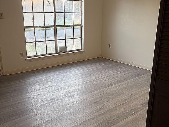 4th image of 2046 Oak Grove Dr