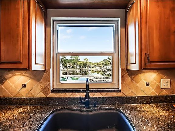 5th image of 5101 Venetian Blvd NE