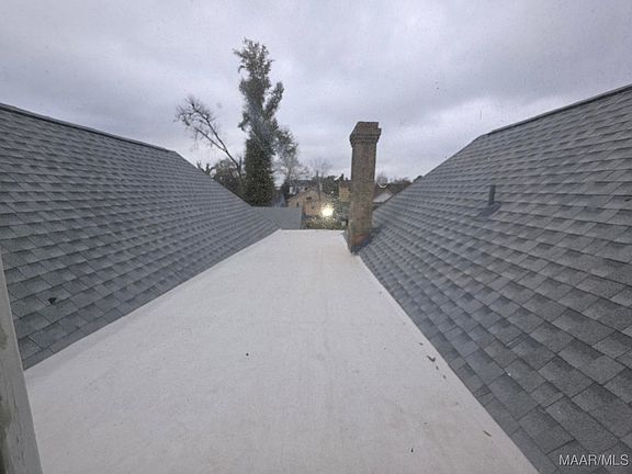 5th image of 710 Pettus St