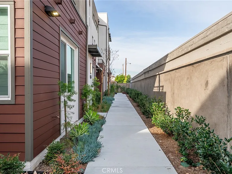 637 S Lyon St — Photo 2