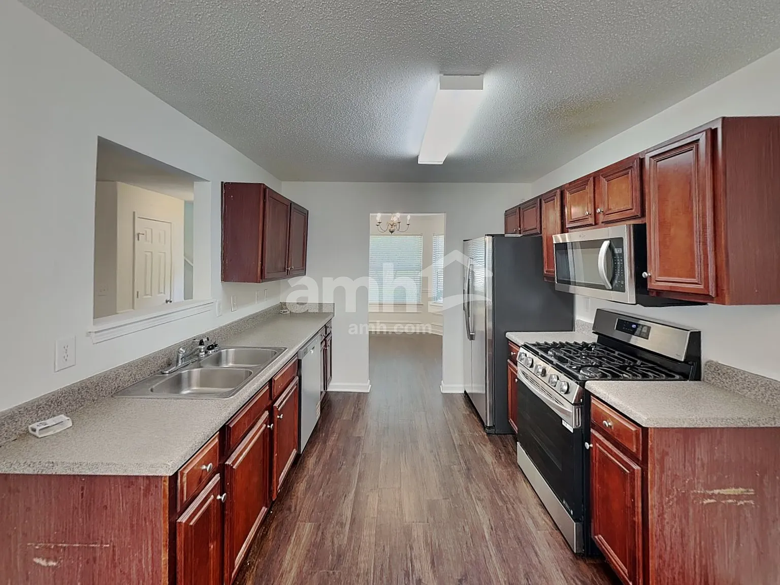 4 bed, 2.5 bath, 1908 sqft, $1,995 — Photo 3