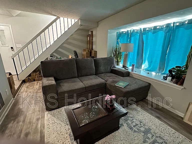 896 Jamestown Landing Rd — Photo 2
