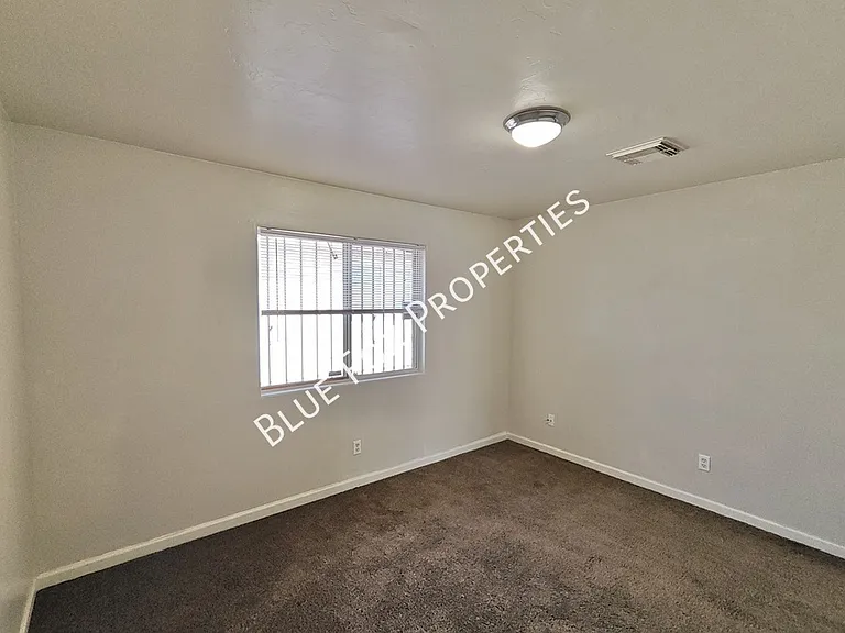 100 E Medina Rd — Photo 13