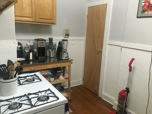 2nd image of 2131 27th St APT B1