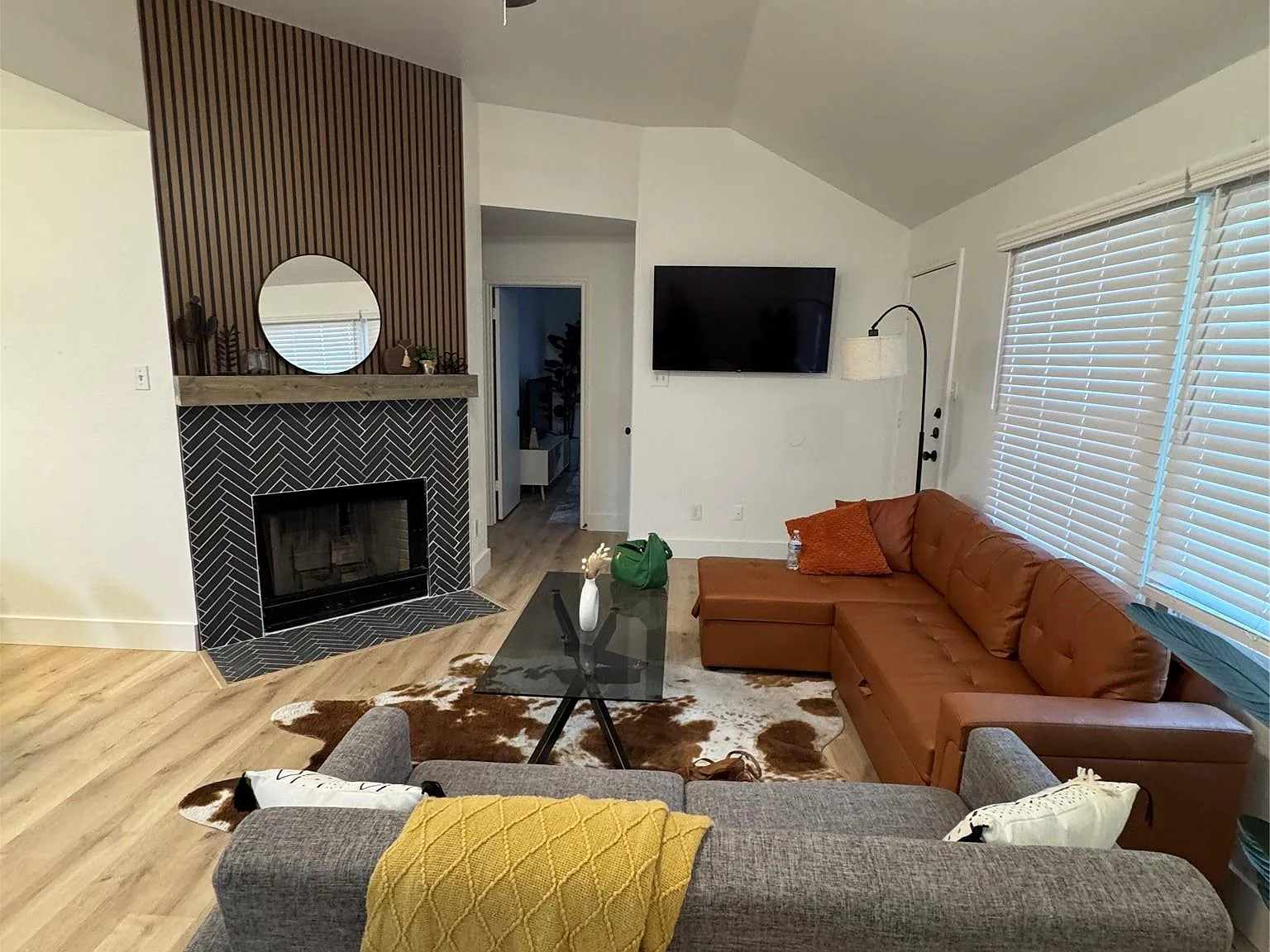 3 bed, 2.0 bath, 1058 sqft, $2,300 — Photo 3