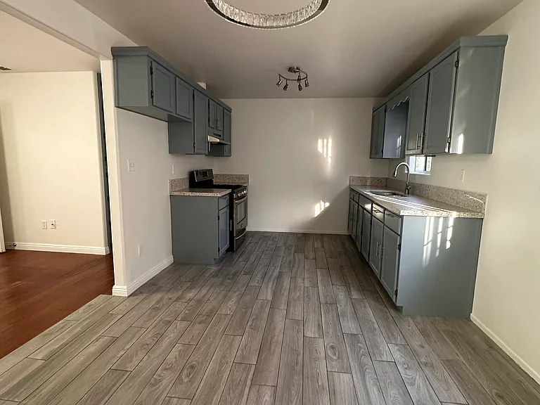 1827 N Mariposa Ave — Photo 3