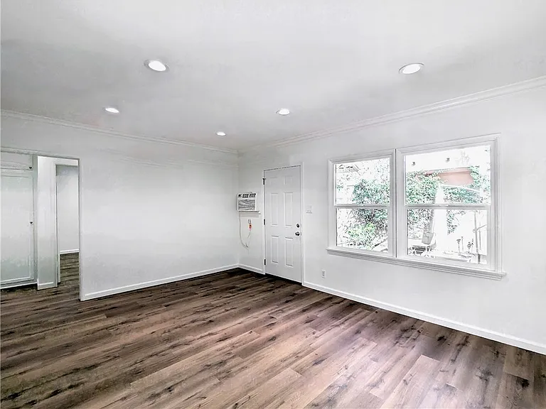 10931 Whipple St — Photo 6